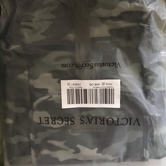 PINK Mini Camo backpack NiP - Picture 3 of 3